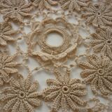 Napperon rond crocheté en coton grège