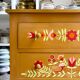 Commode 3 tiroirs en bois ocre et décorée à la main