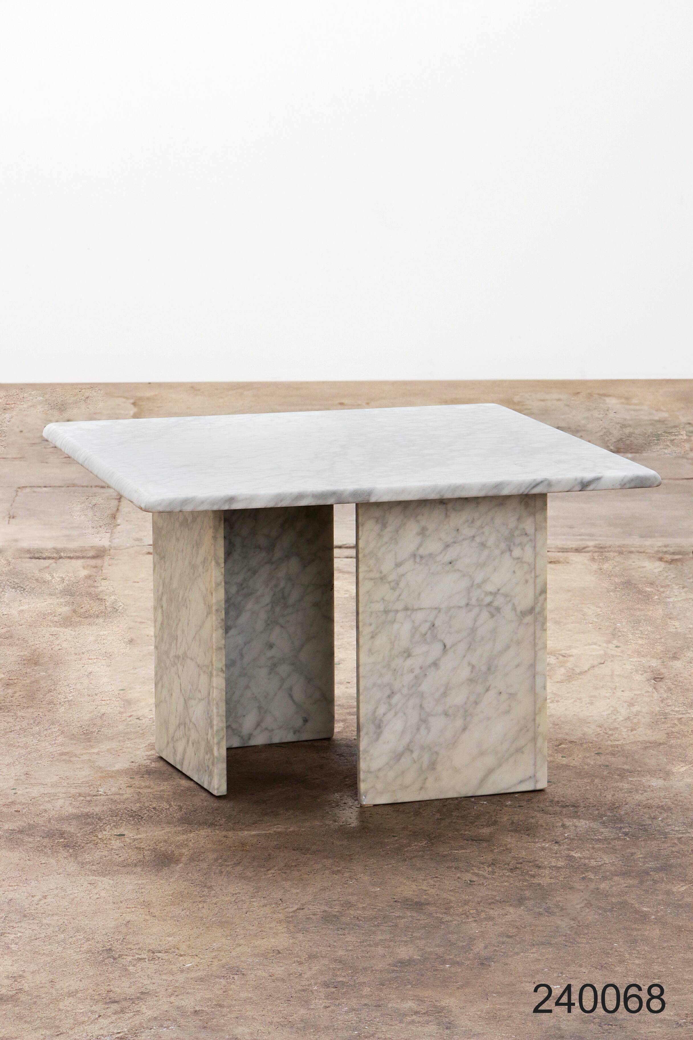 Italian Marble coffee table, timeless design from the 1970s