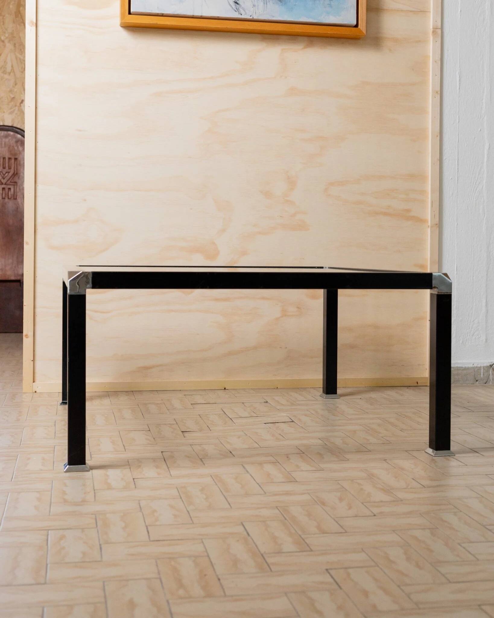 Table d'appoint vintage en métal laqué noir avec plateau en verre à damier dans le style Memphis, Italie, années 1980.