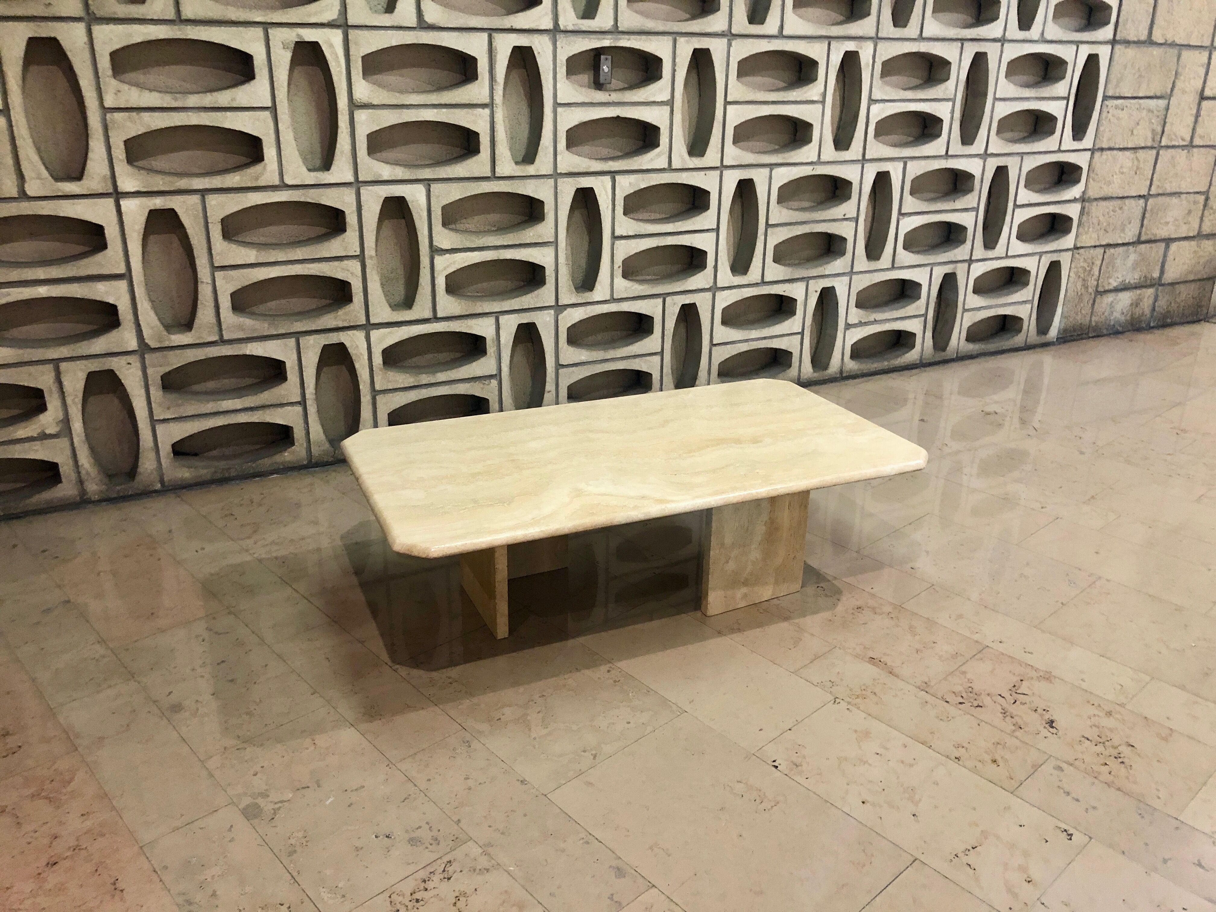 Table en travertin rectangle avec 2 pieds en l