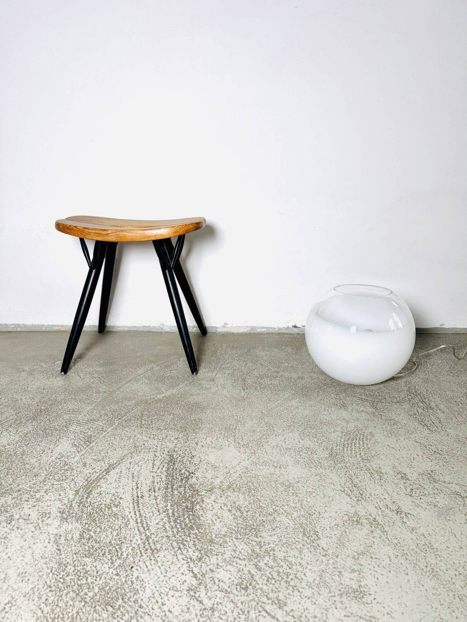 Lampe de table globe grande taille en verre par Ilu Design, Pays-Bas, années 1990.