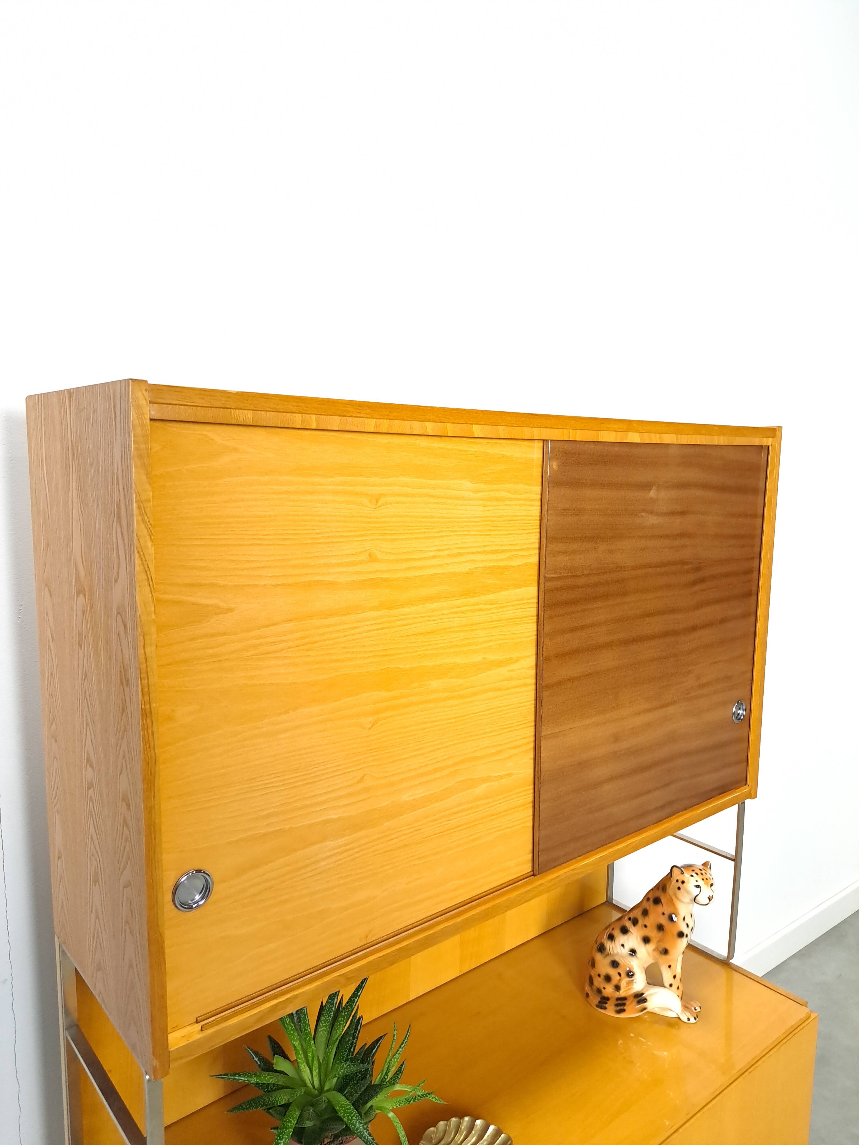 Jitona design vitrinekast met 2 kleuren fineer en schuifdeuren