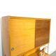 Jitona design vitrinekast met 2 kleuren fineer en schuifdeuren