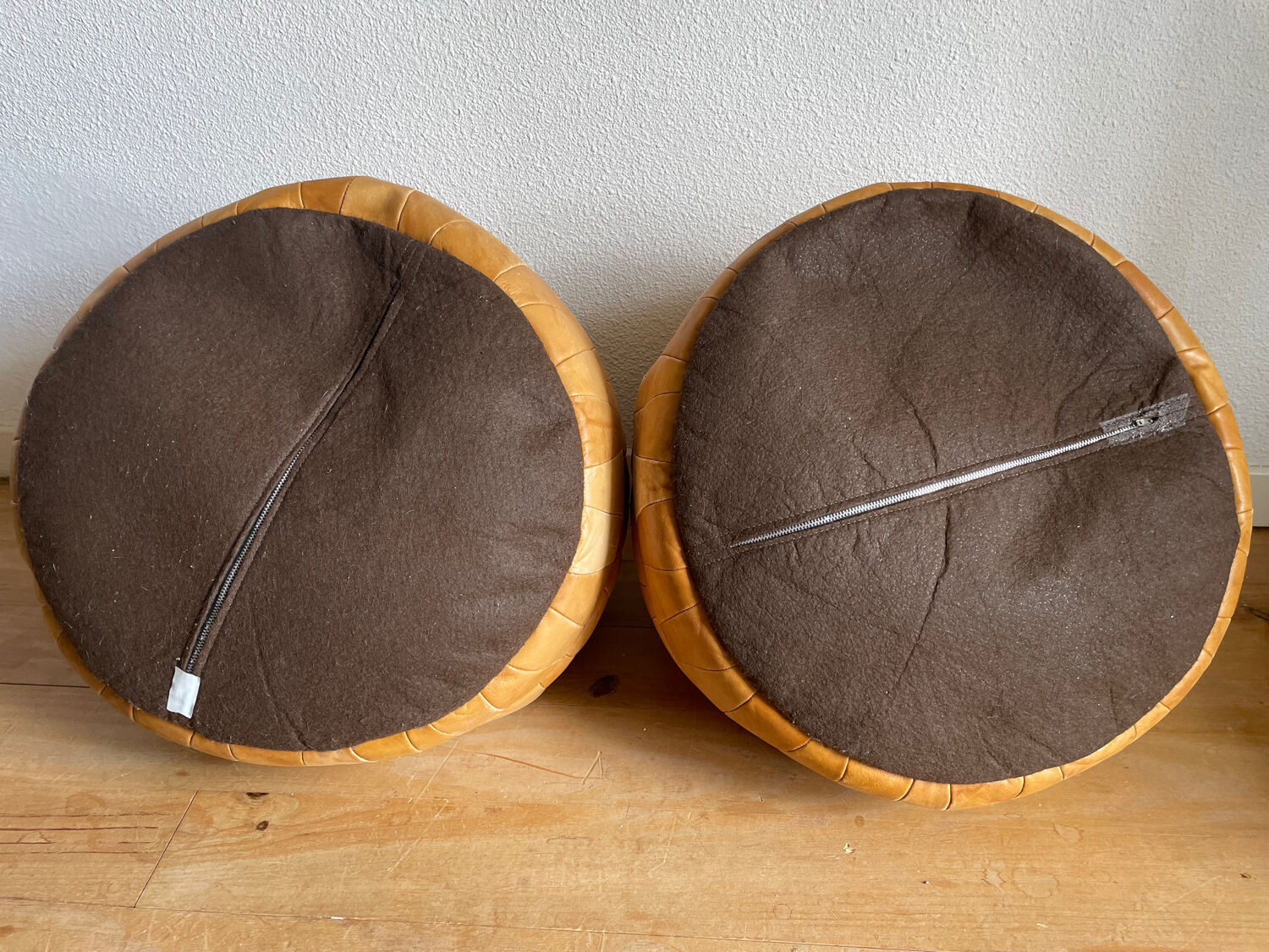 Set of 2 patchwork leather poufs brown camel De Sède