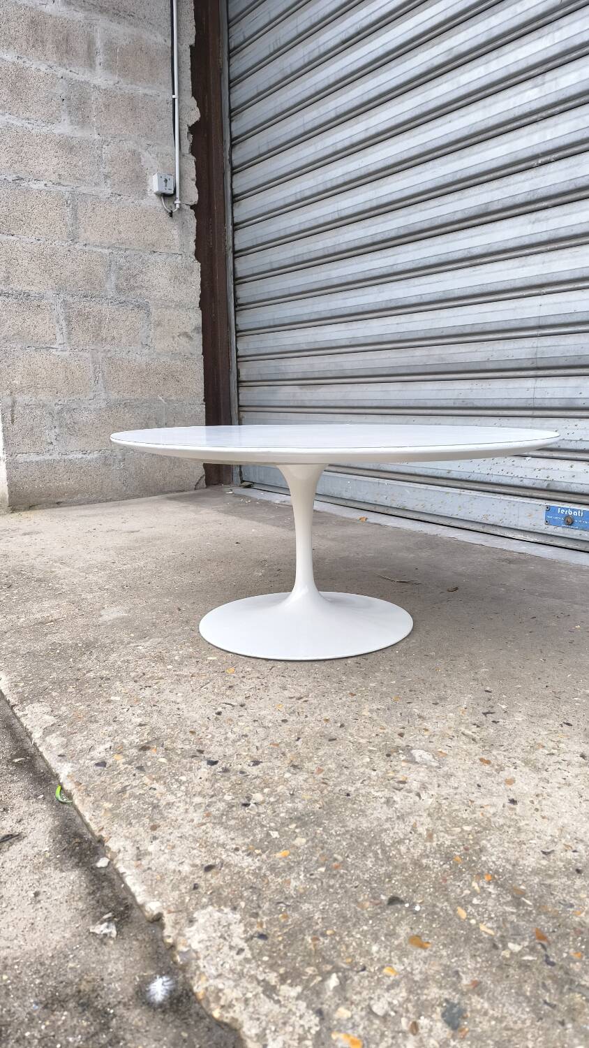 Oval Tulip Coffee Table by Knoll International design Eero Saarinen
