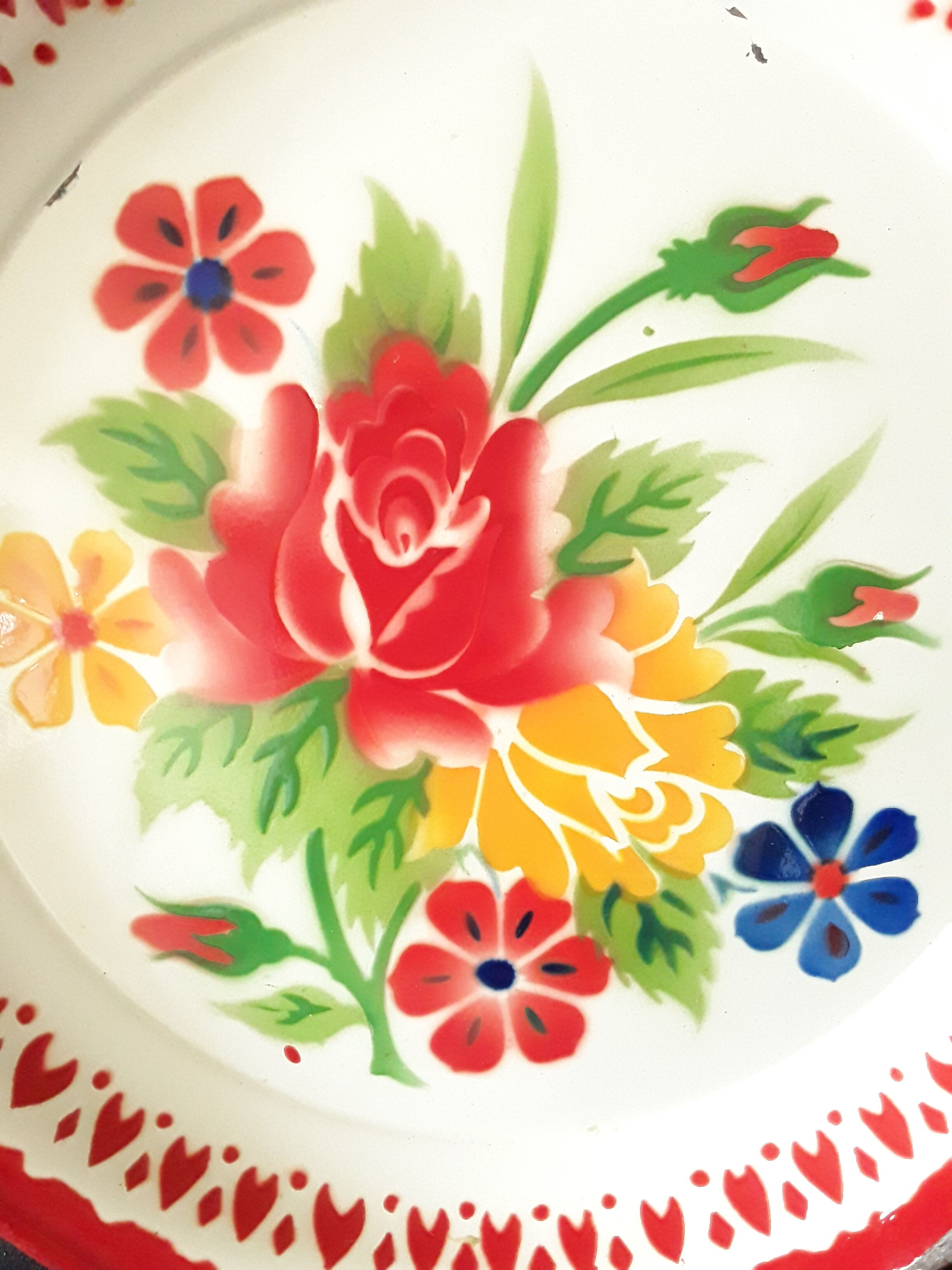 Vintage tray in enamelled sheet metal