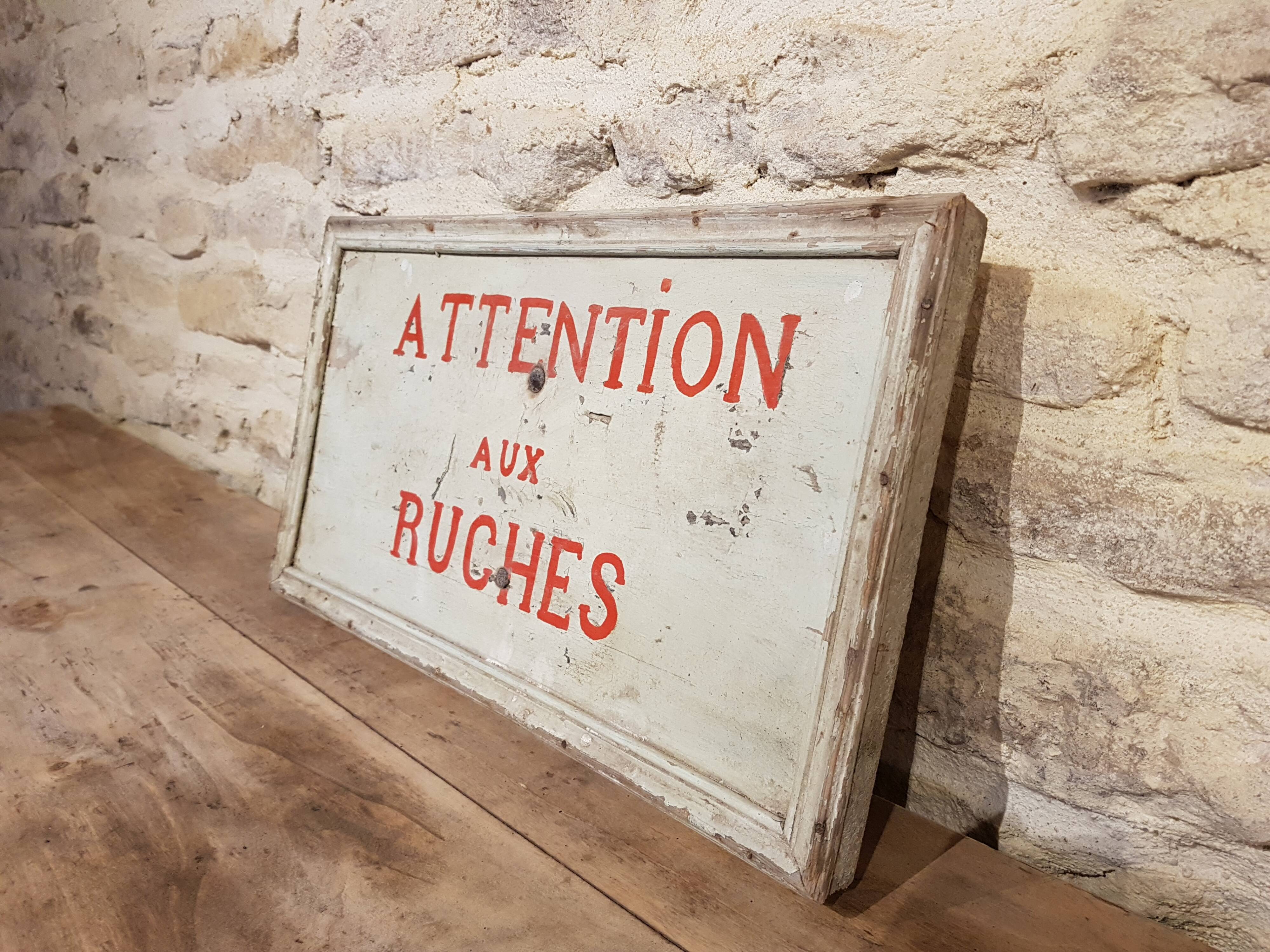 Ancien panneau en bois peint "attention aux ruches"