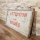 Ancien panneau en bois peint "attention aux ruches"