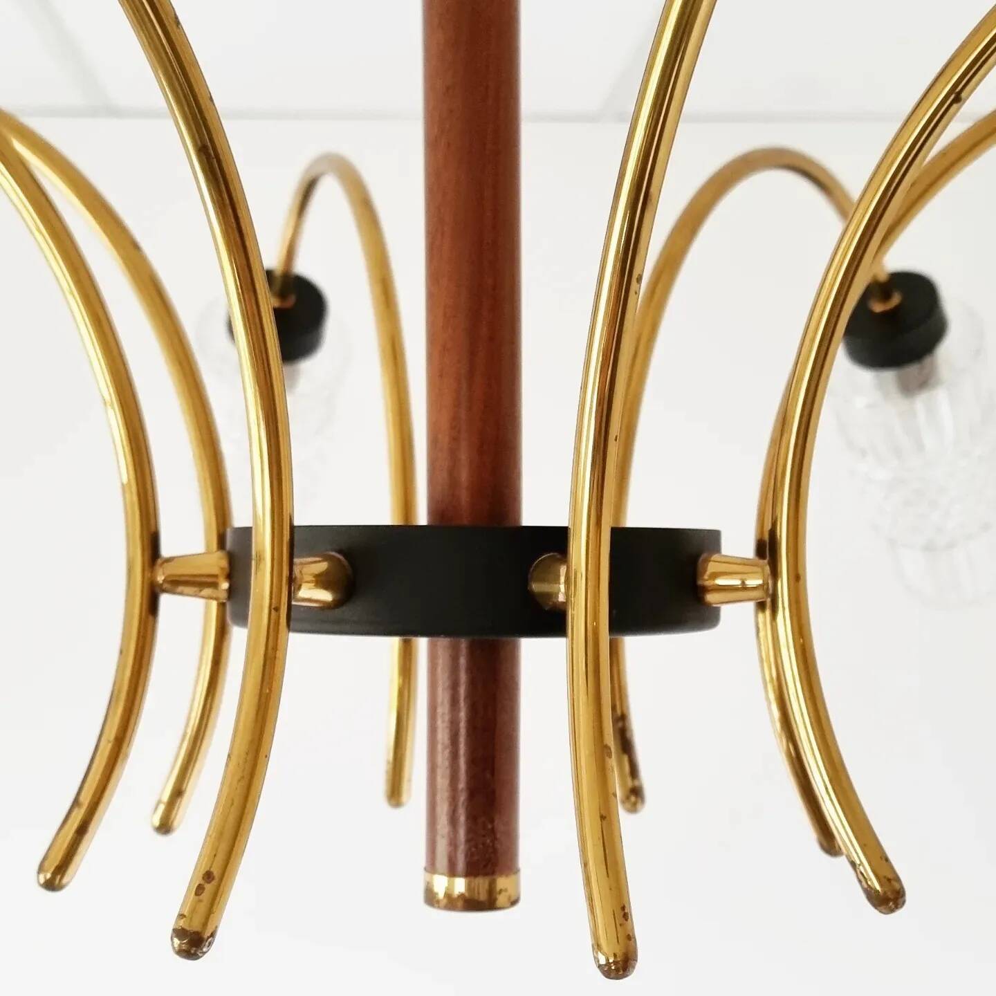 Lustre vintage en laiton et bois