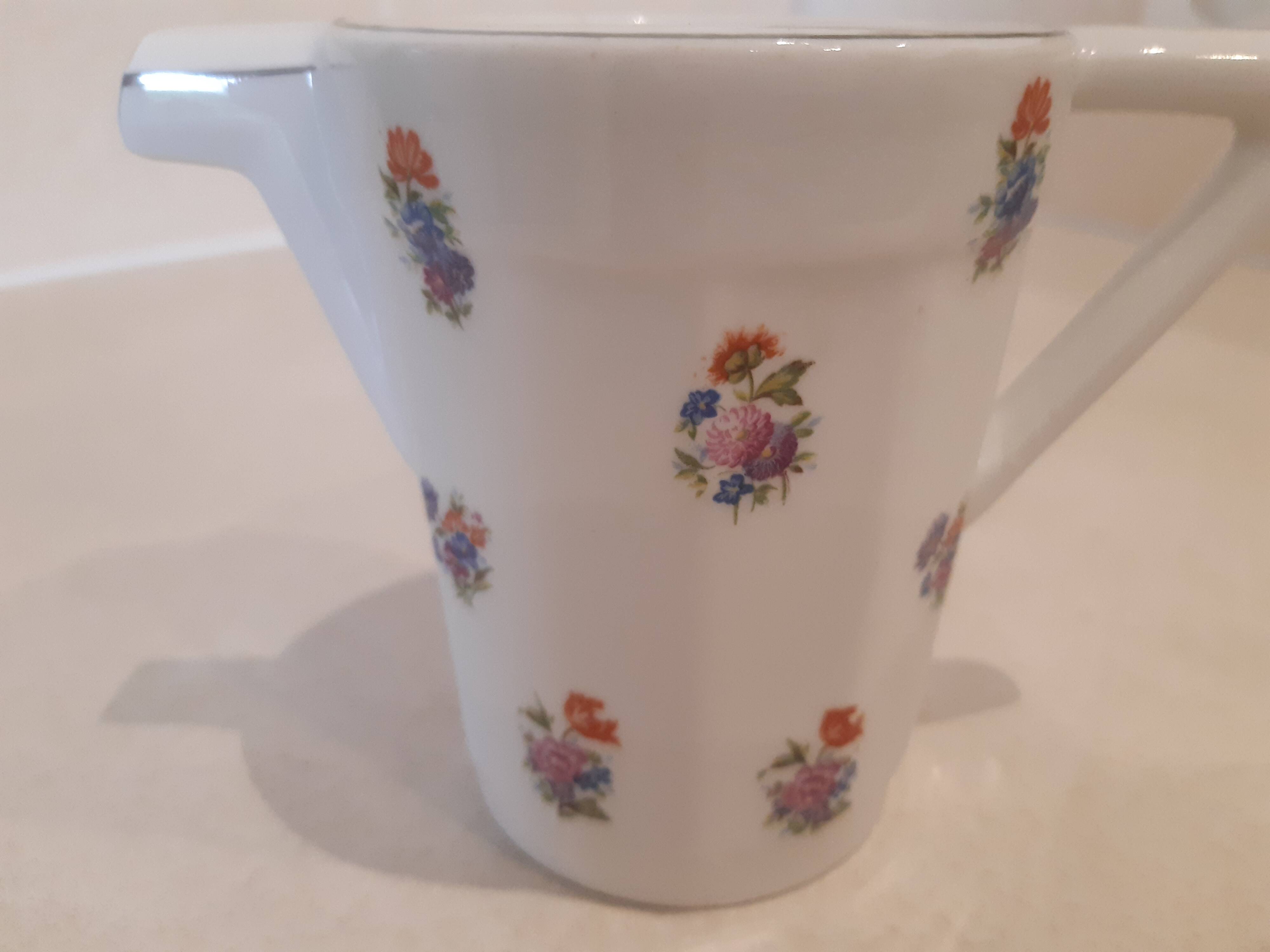 Large milk jug and sugar bowl from the 1930s, decorated with a bouquet of flowers. Silver thread.