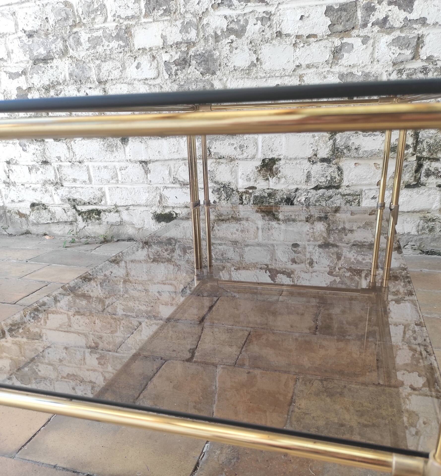 Table basse double plateau vintage en laiton et verre fumé – Années 70