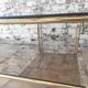 Table basse double plateau vintage en laiton et verre fumé – Années 70