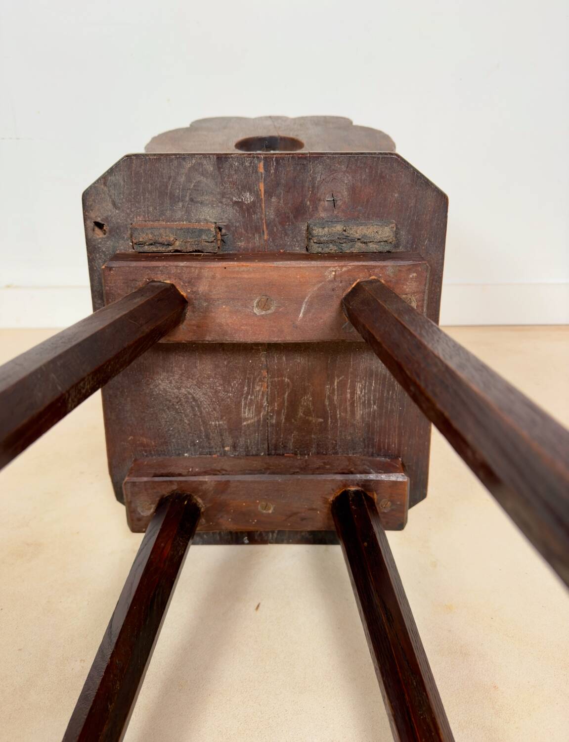 Chaise escabelle sculptée