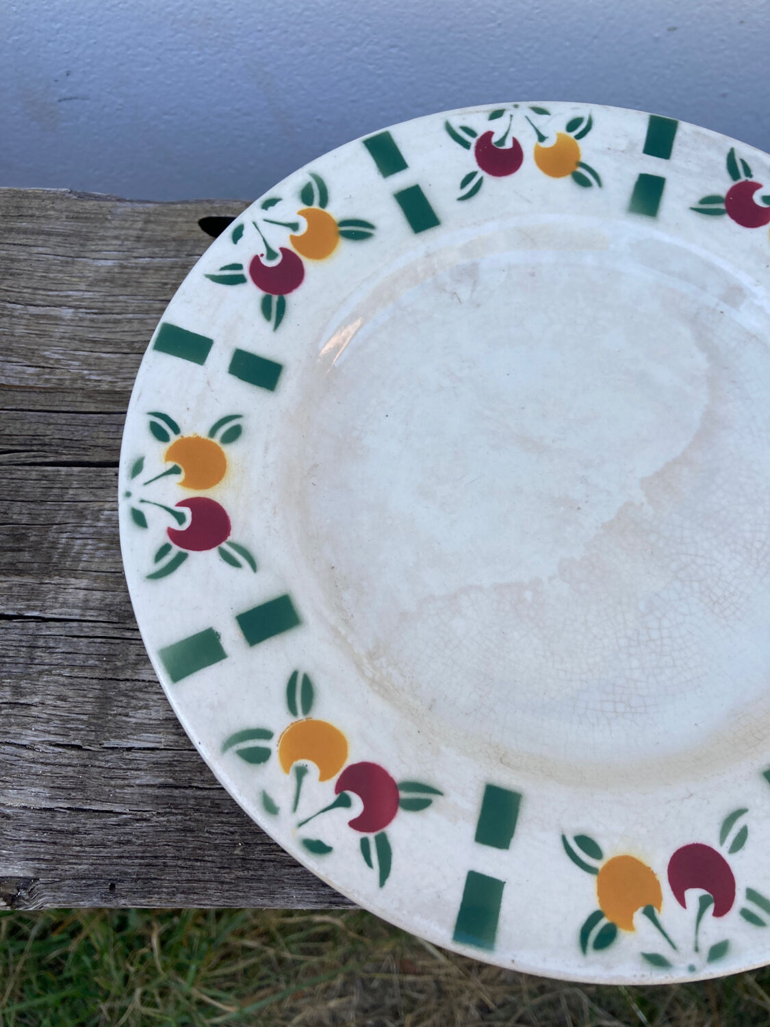 Compotier en céramique Gien blanc à motifs de fruits