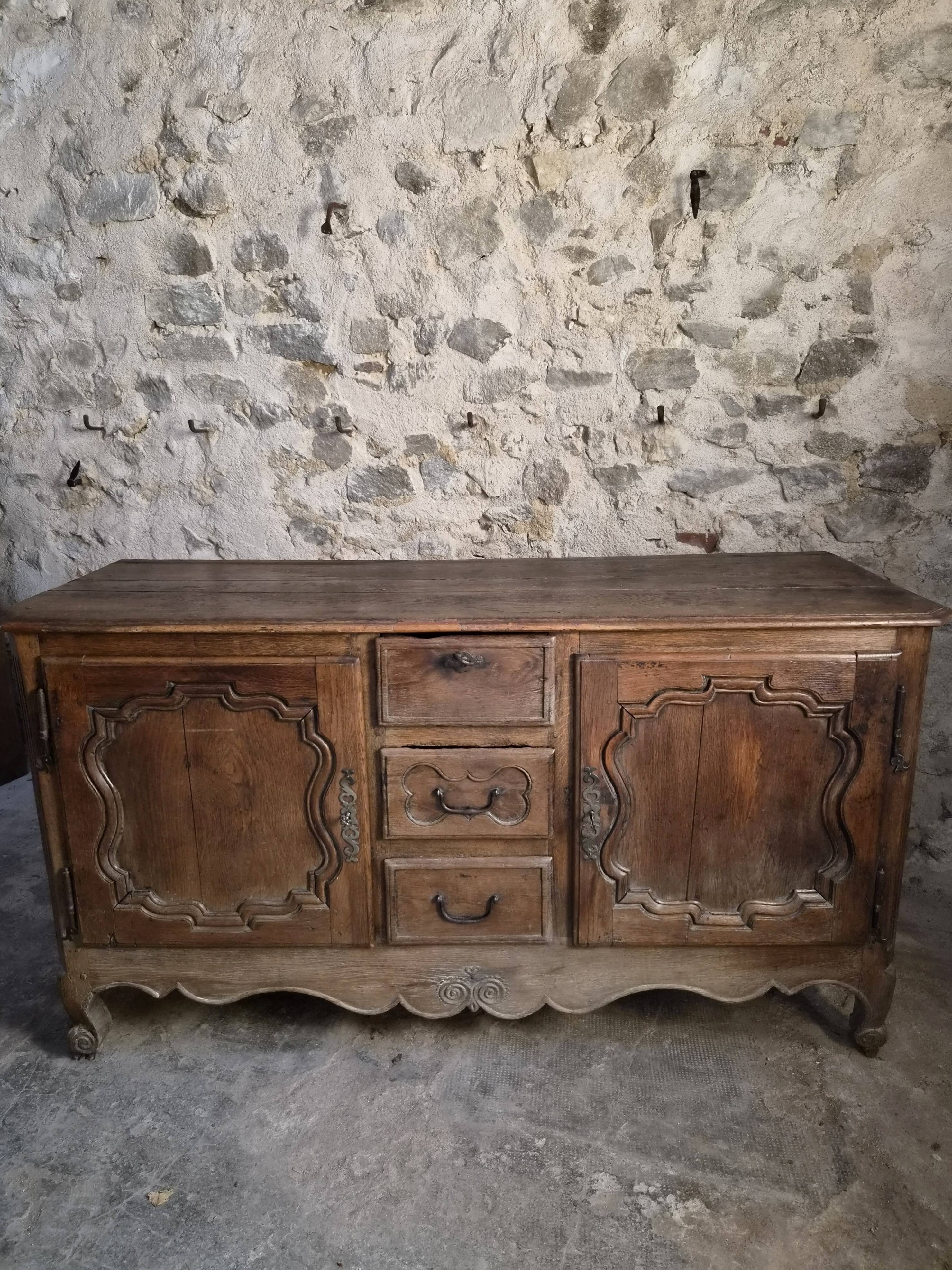Grand oak buffet from the 18th century, Auvergne