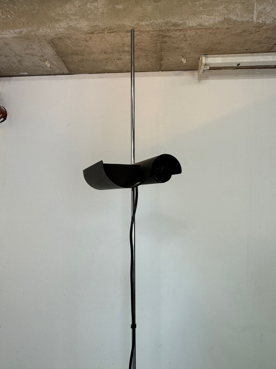 Italian Design Architonic Oluce DIM 333 floor lamp by Vico Magistretti