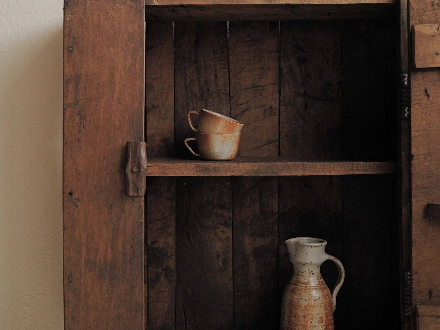 Mountain wall cabinet in solid pine, Folk Art, around 1900