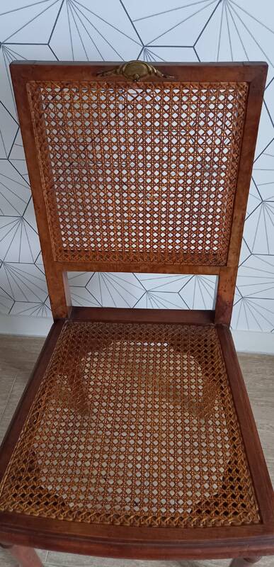 Chaise cannée art déco avec ornements en bronze.
