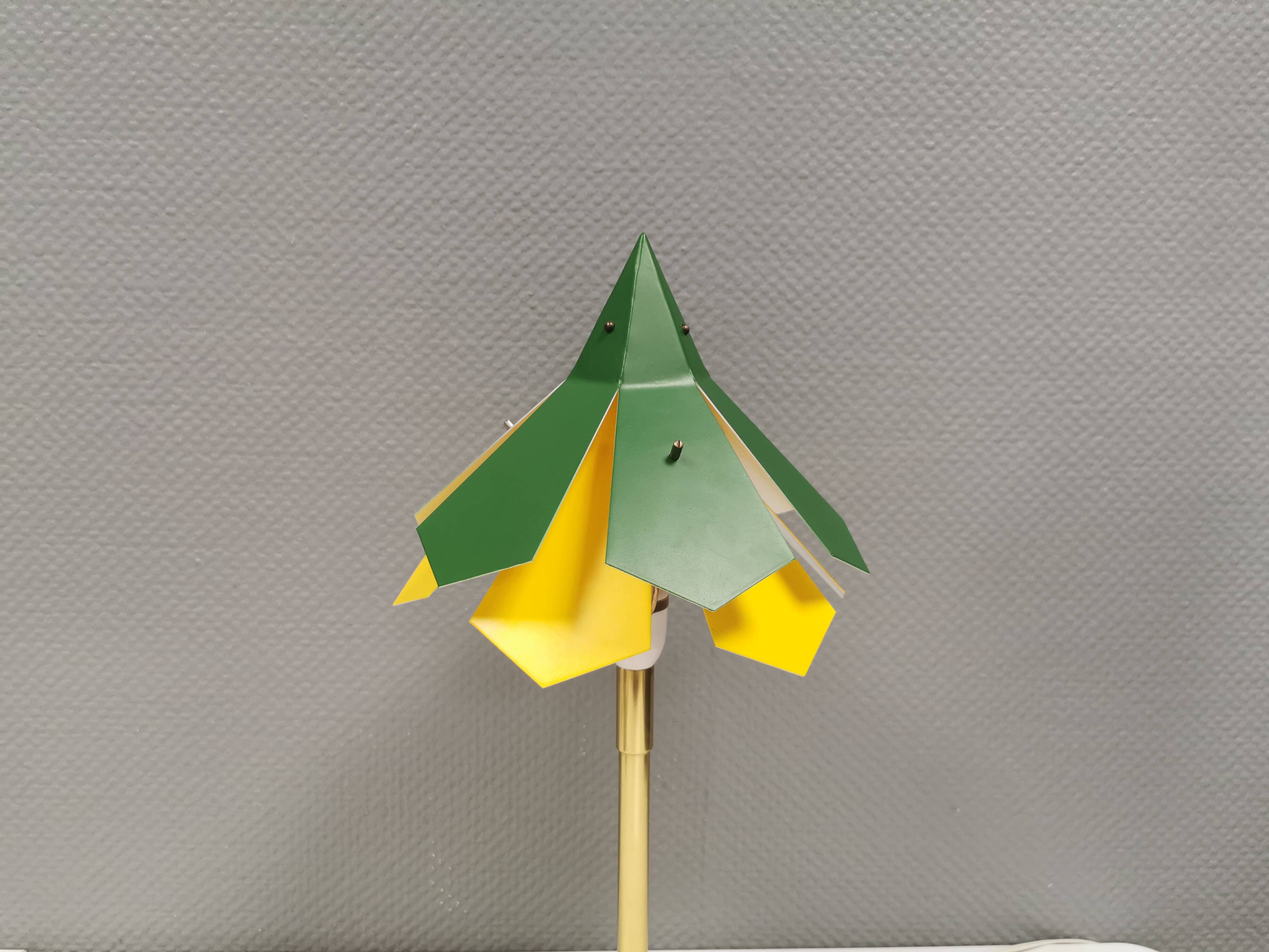 Lampe de table en laiton et métal, fabriquée à partir de pièces de design recyclées.
