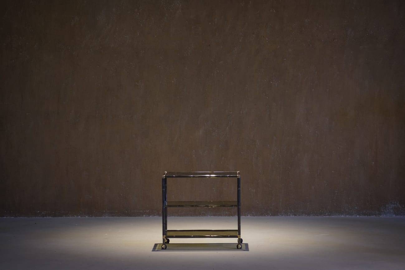 Chariot de bar en laiton vintage et verre fumé à trois niveaux en faux bambou, Italie années 1970