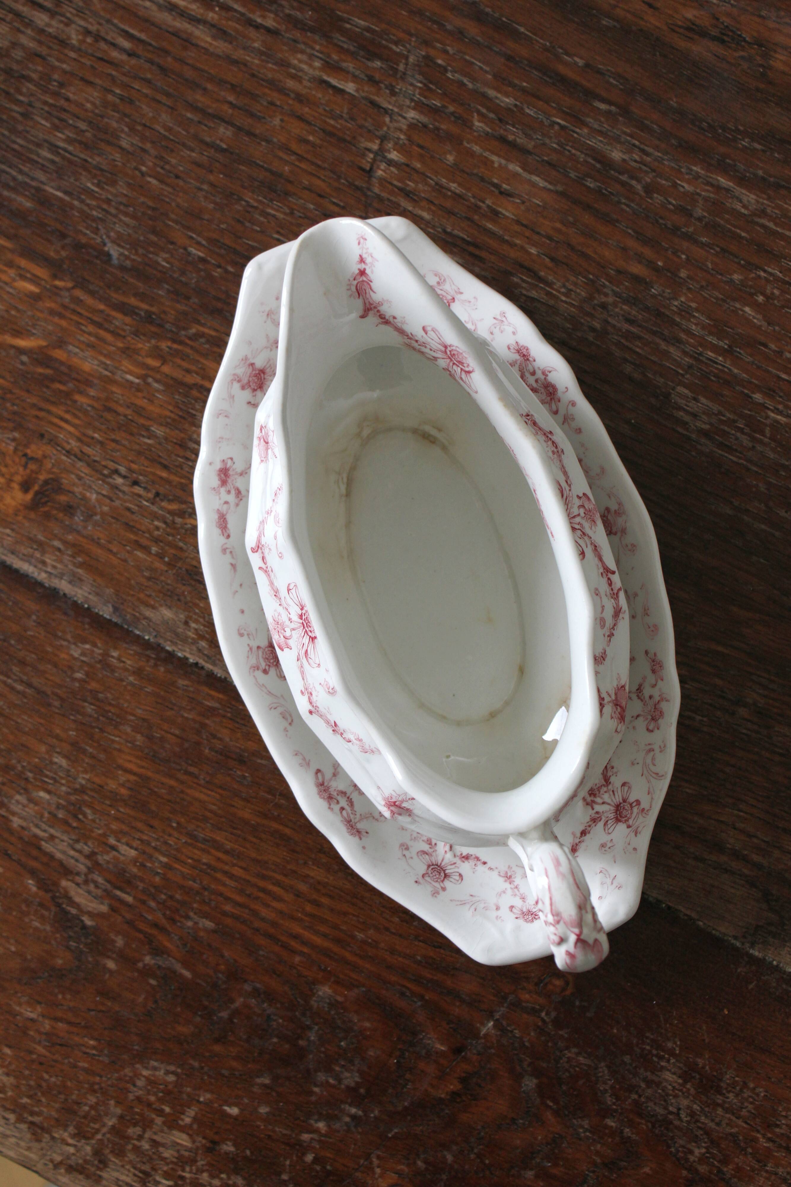 Ridgways English ironware sauce boat "Lafayette" model