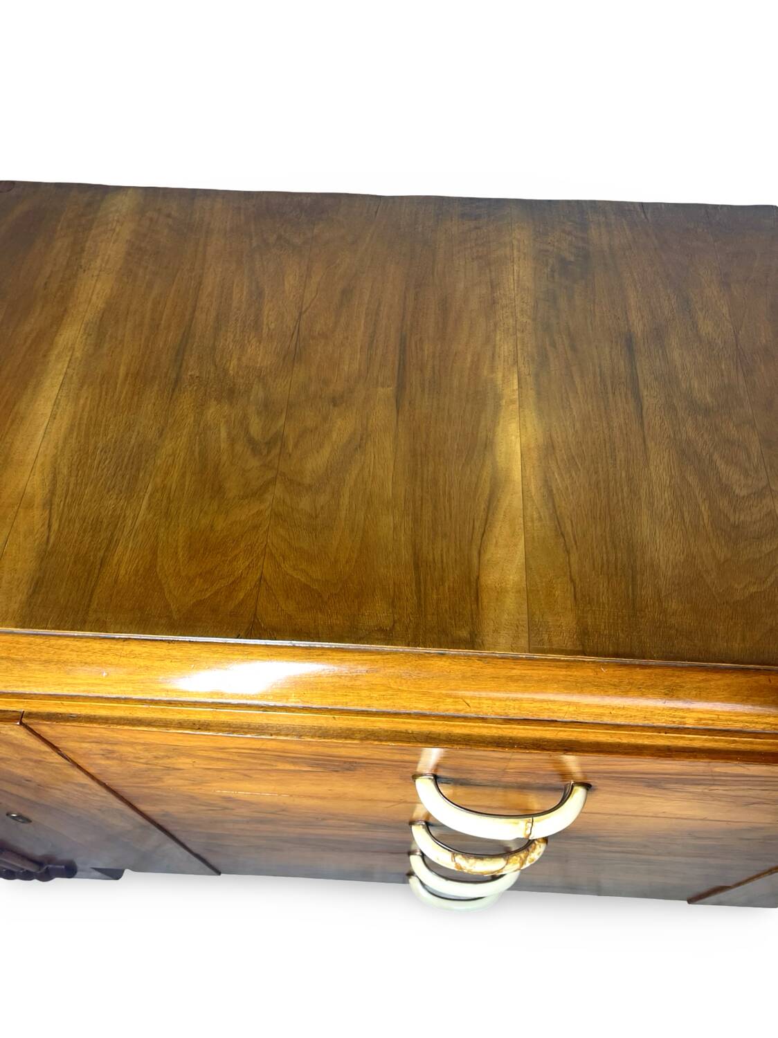 Buffet en noyer Art déco italien, de grande qualité.