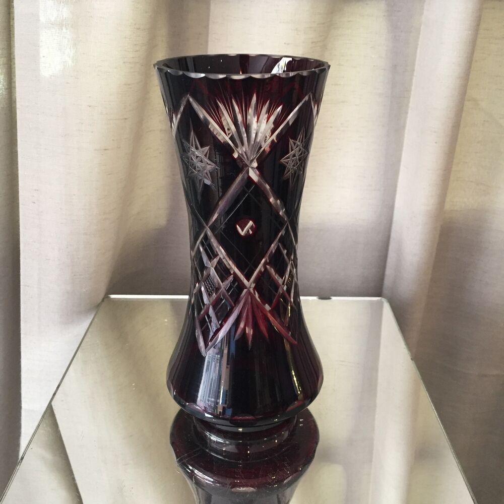 Vase taillé boheme de couleur bordeaux
