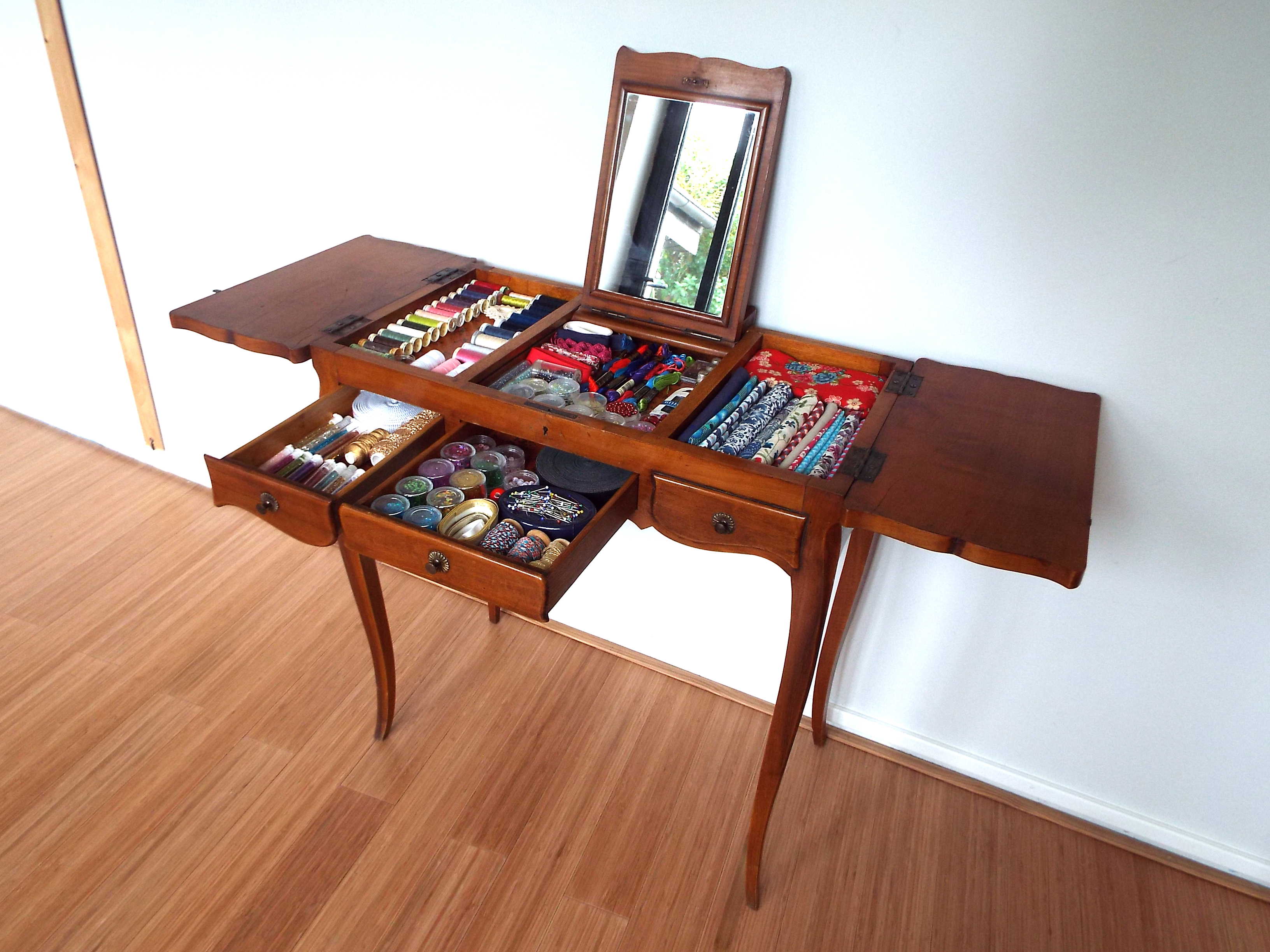 Table dressing table worker