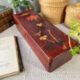 Glove box in lacquered wood