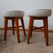 Paire de tabourets anglais du milieu du siècle avec rembourrage neuf