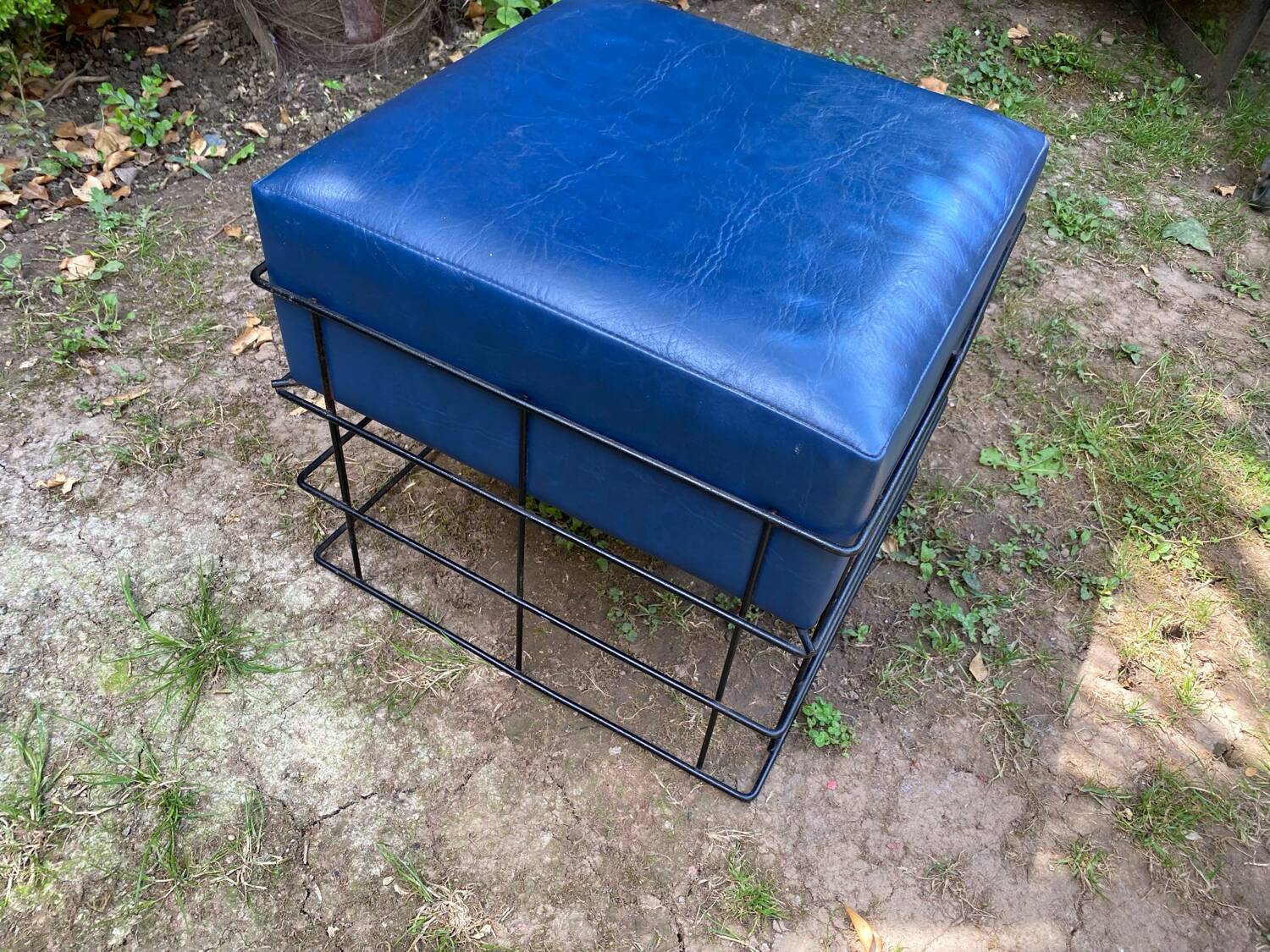 Square stool in black lacquered steel wire and blue leatherette circa 1970