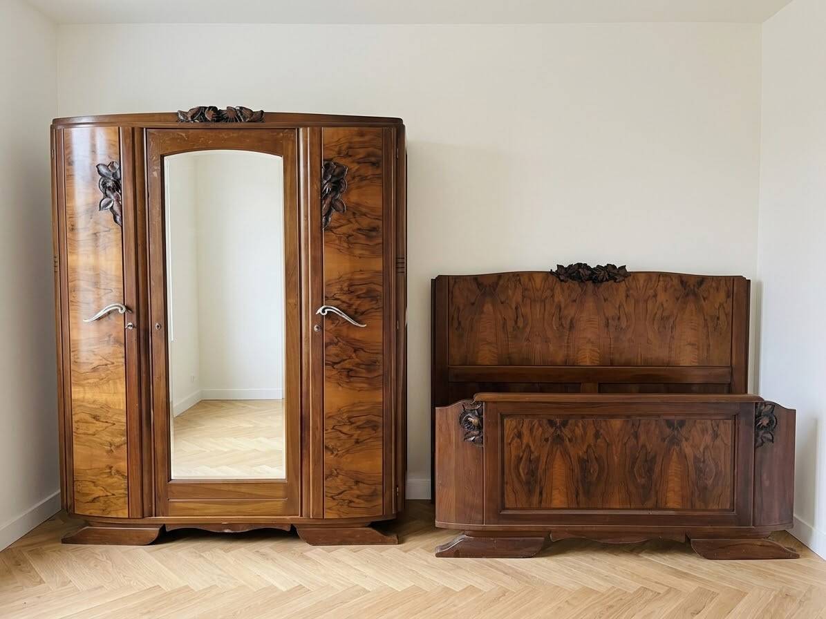 Walnut bedroom set: wardrobe and bed in solid wood.