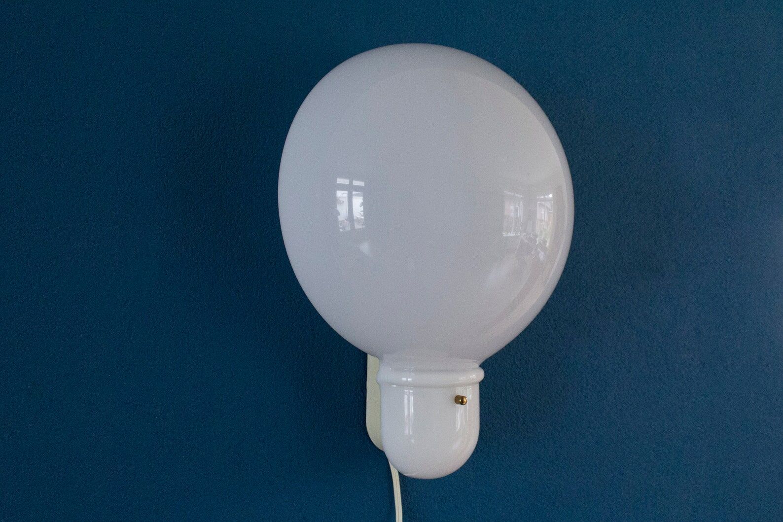 Space age perspex balloon wall lamp, white wall sconce, mushroom, acrylic vintage lighting