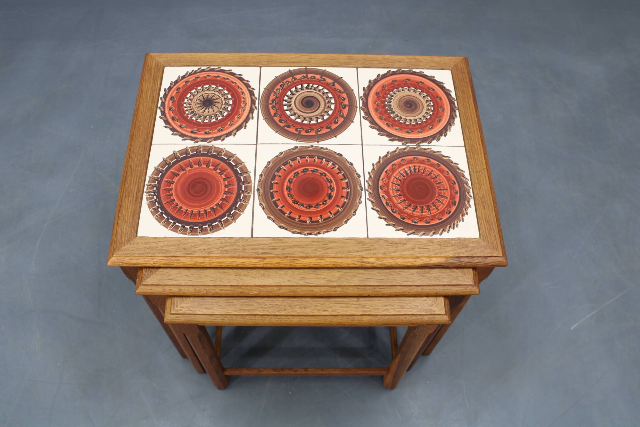 Tables gigognes danoises en chêne des années 50 avec des plateaux en carrelage.