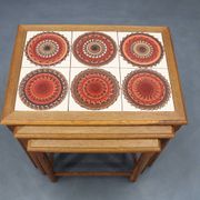 Tables gigognes danoises en chêne des années 50 avec des plateaux en carrelage.