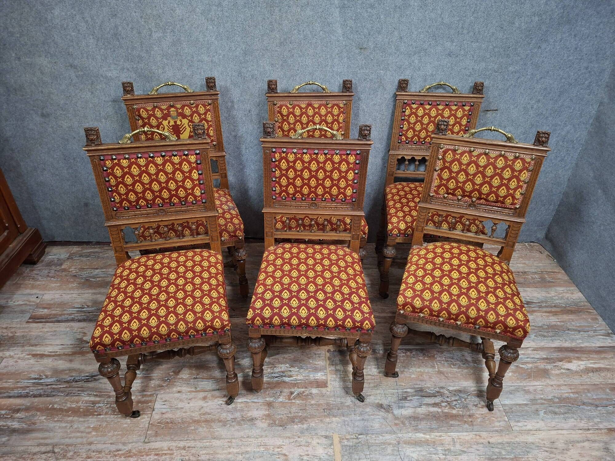 Suite de six chaises en chêne sculpté, de style Renaissance, XIXeme.