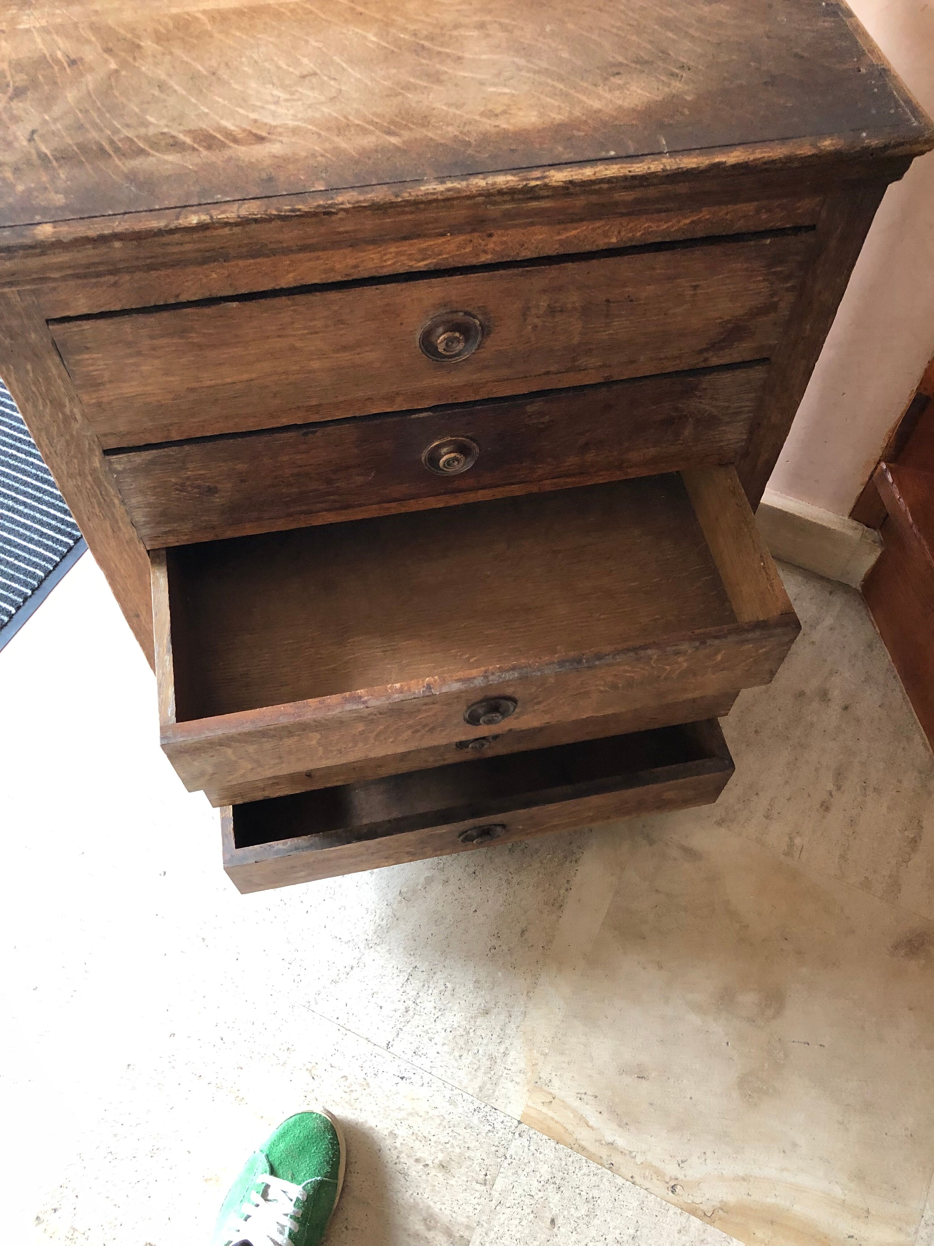 Vertical chest of drawers