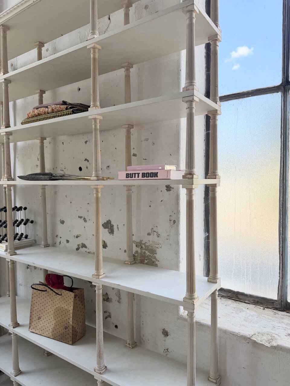 Bibliothèque, étagère XL Napoléon en bois patiné blanc
