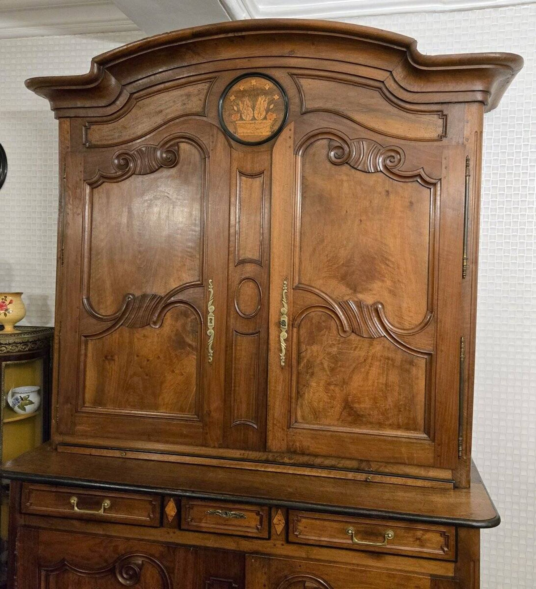 Louis XV two-body buffet Charolais in walnut, from the 18th century.