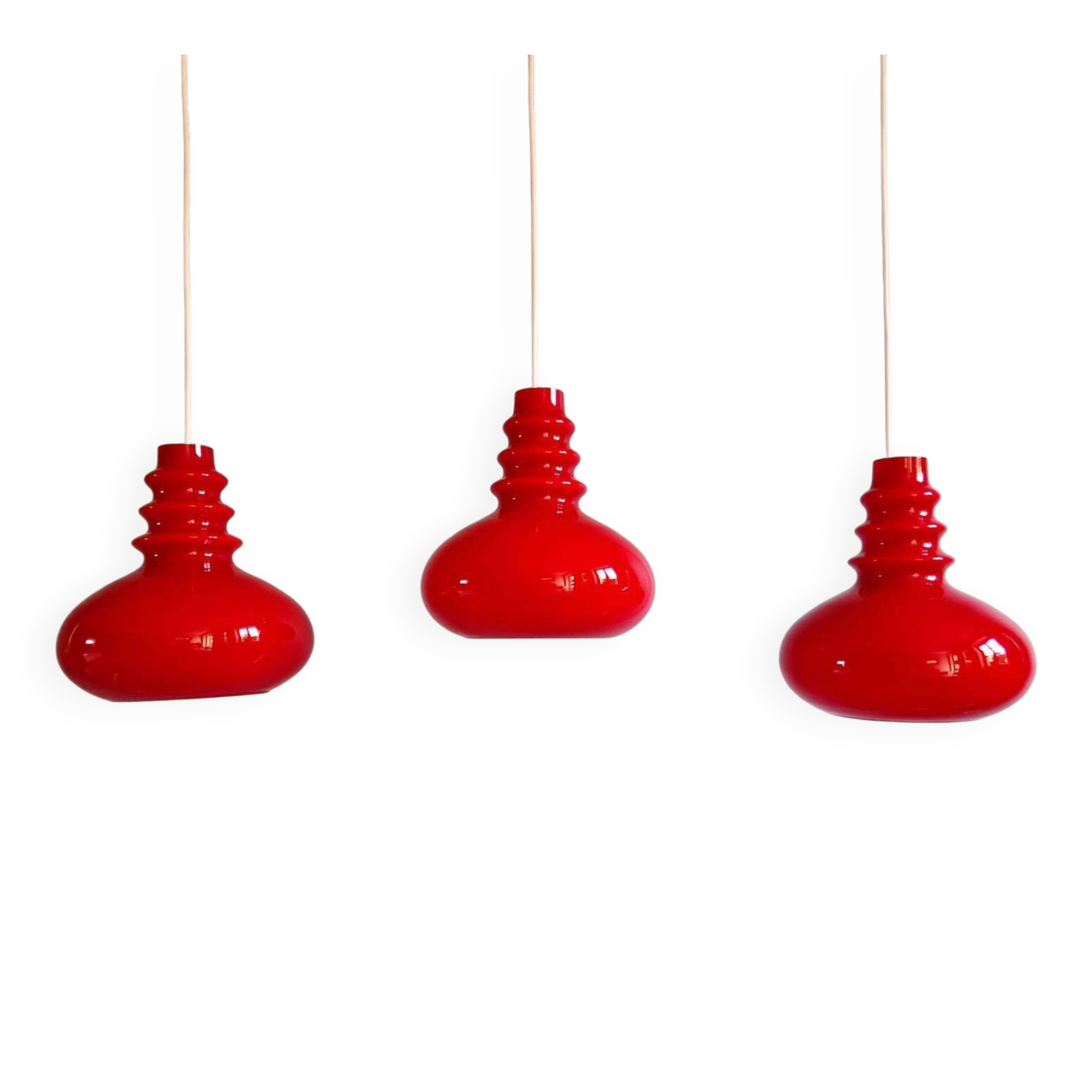 Trio de suspensions Space Age en opaline rouge, Peill & Putzler, 1970