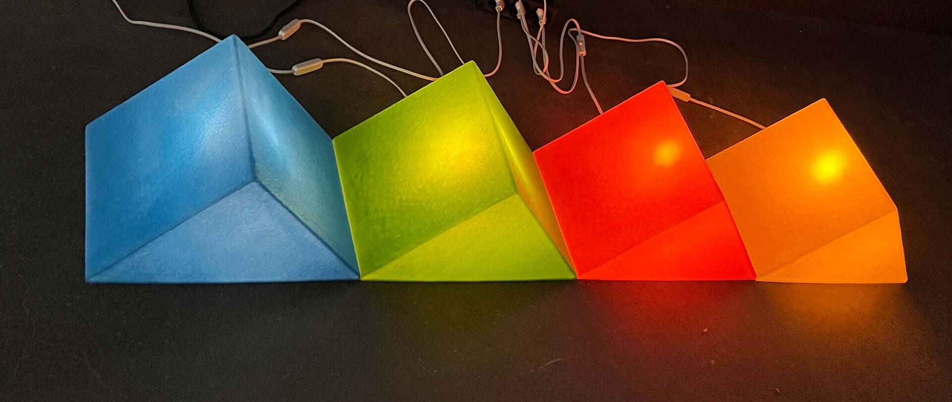 Lampe de sol ou de table en forme de prisme vert postmoderne de Heico, années 1980.