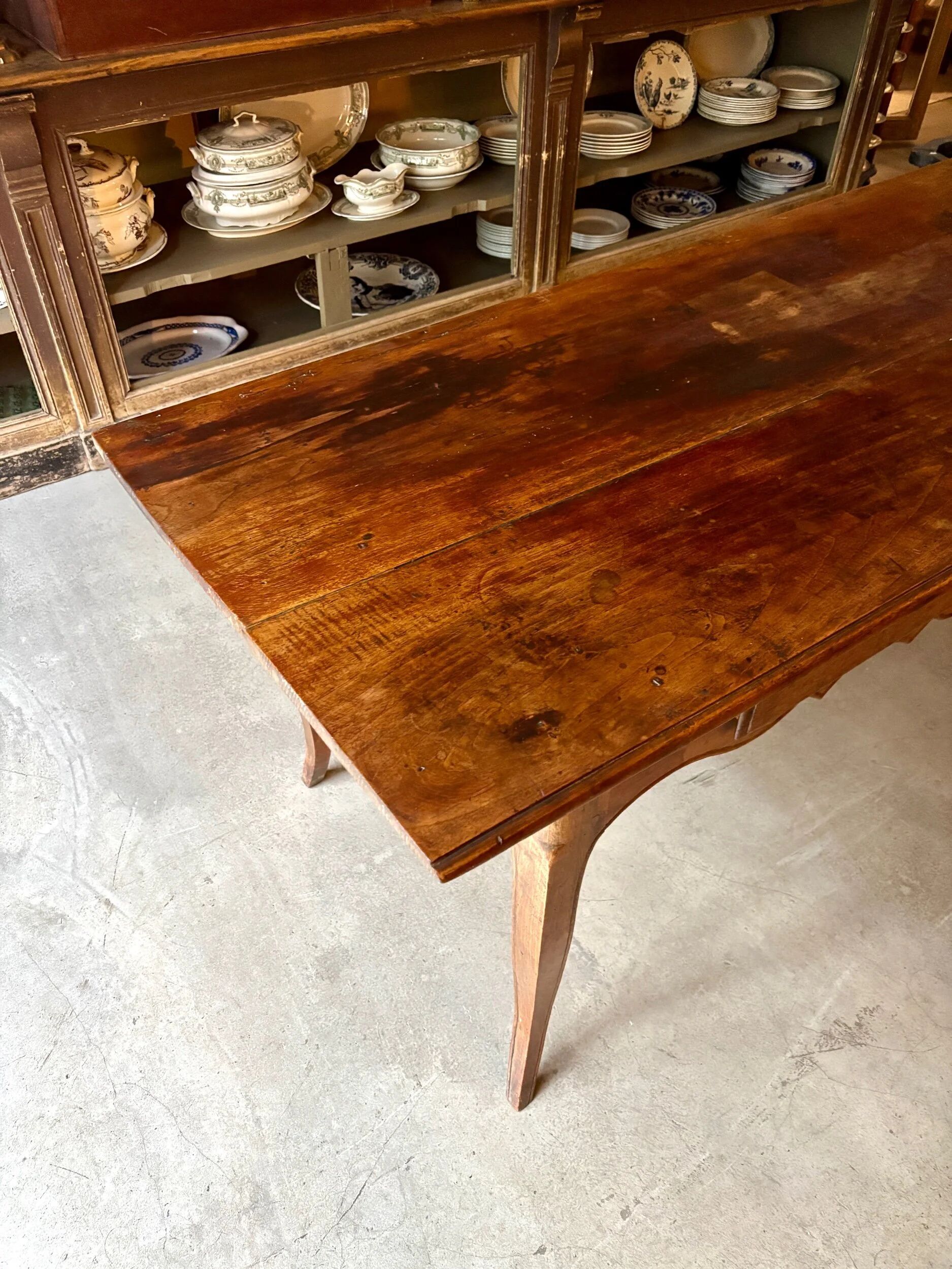 Dining table with 2 drawers in walnut, Louis XV period, 18th century. ☐ 188 x 70 cm