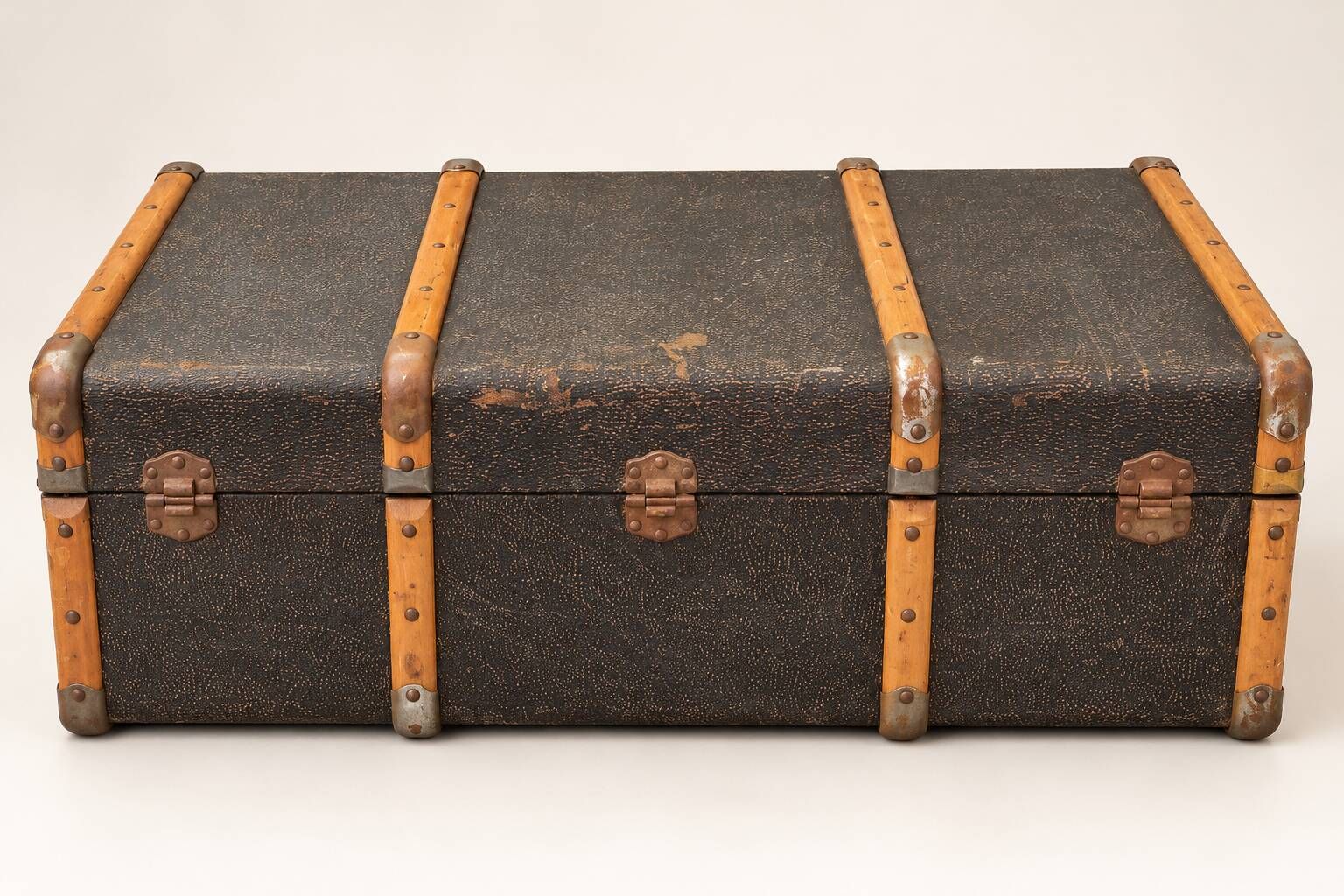 Vintage travel trunk – Wood, textured canvas and metal fittings