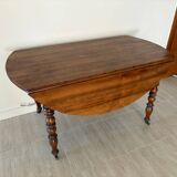 Extendable solid wood table