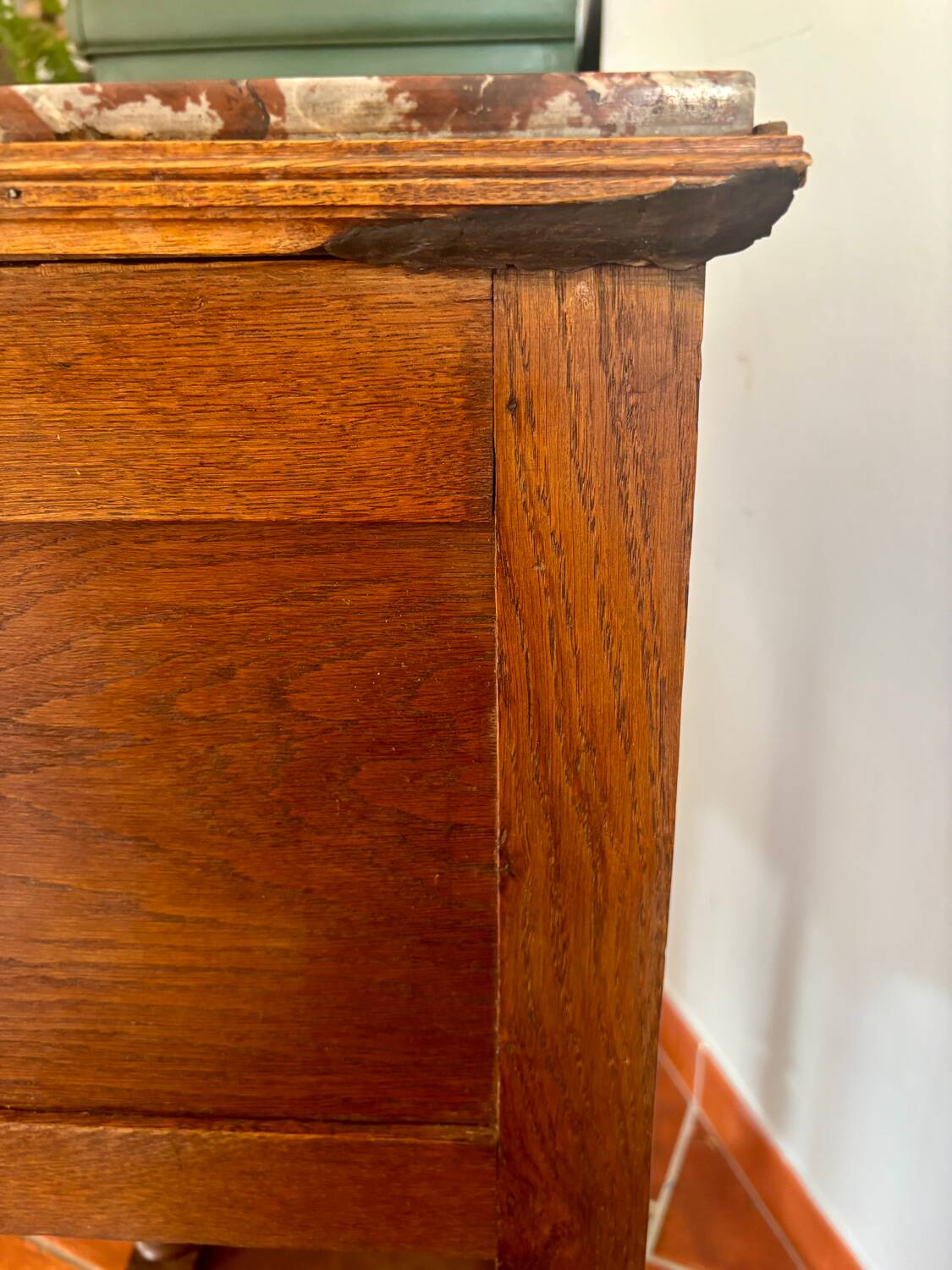 Table de chevet dessus en marble rose