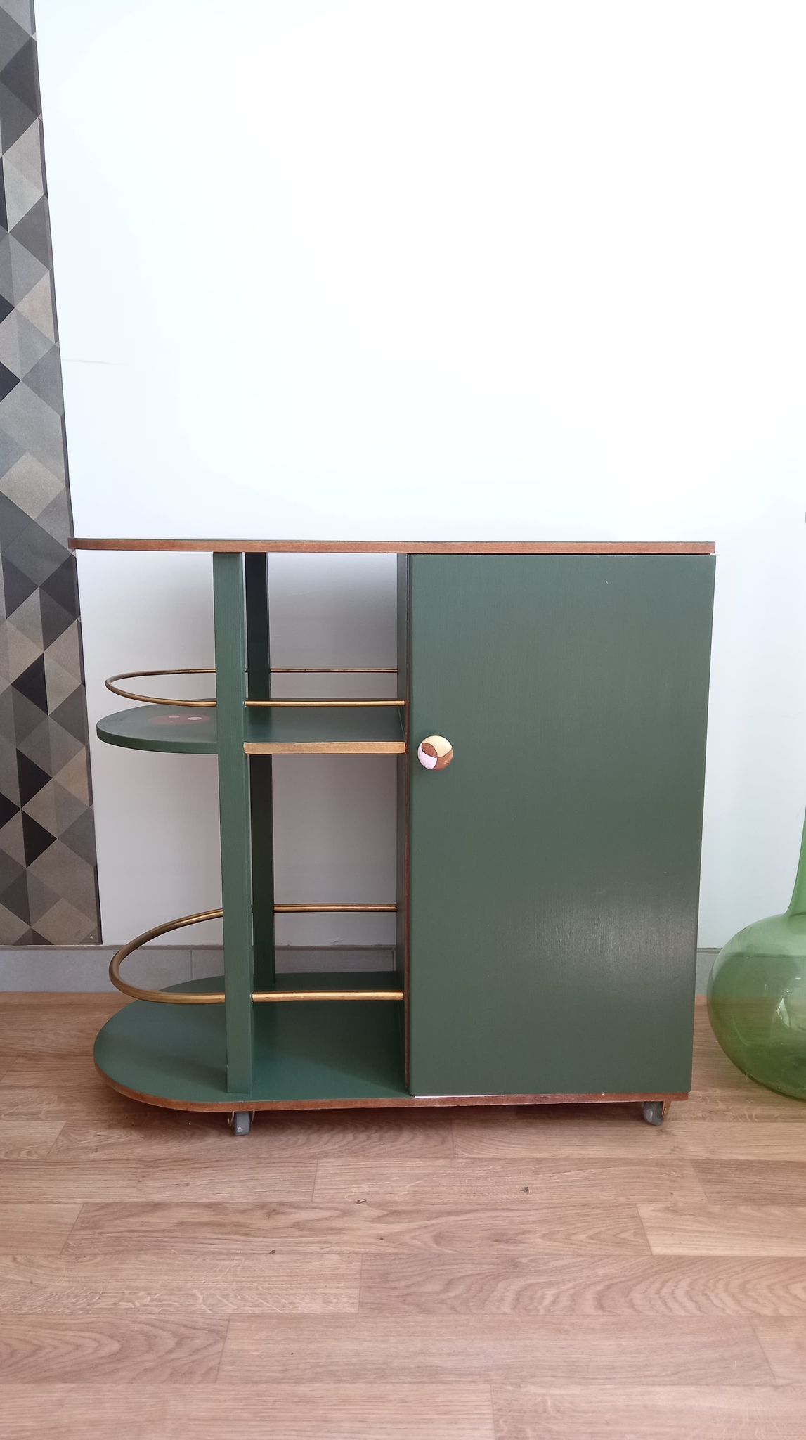 Mini artdeco bar on roulette