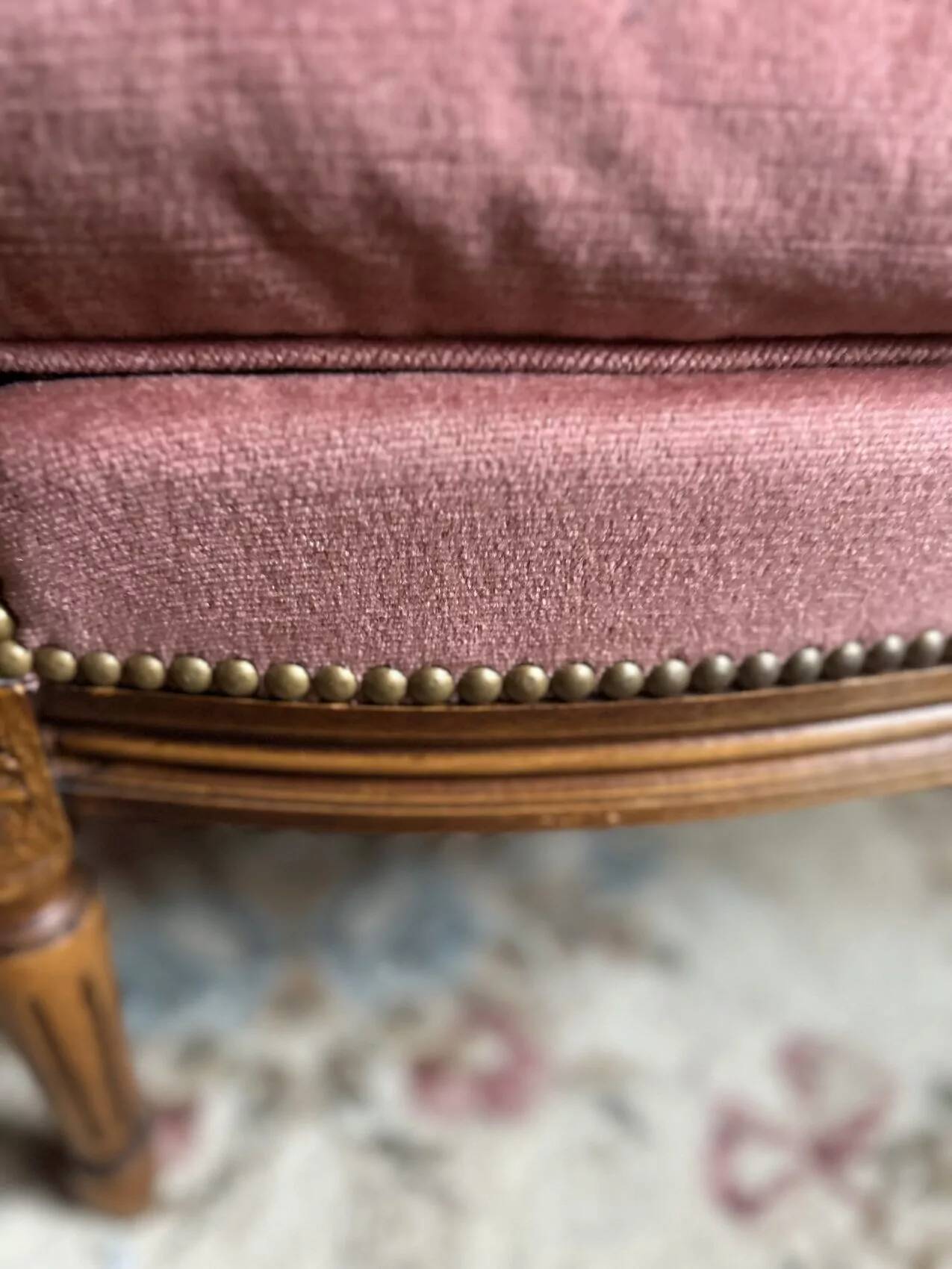 Petit fauteuil Louis XVI en velours vieux rose, assise déhoussable – Chic et confortable