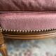 Petit fauteuil Louis XVI en velours vieux rose, assise déhoussable – Chic et confortable