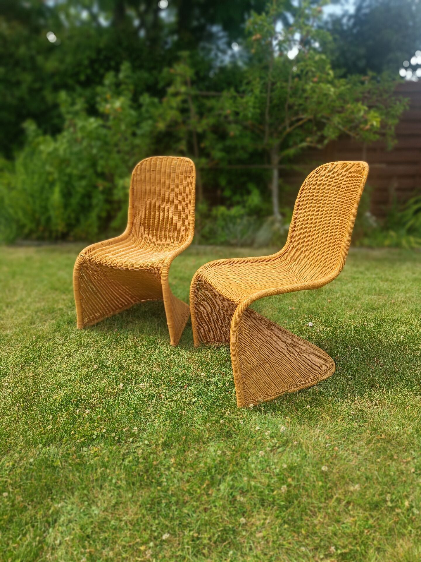 Vintage rattan chairs – cantilever design in the style of Panton – 1970s